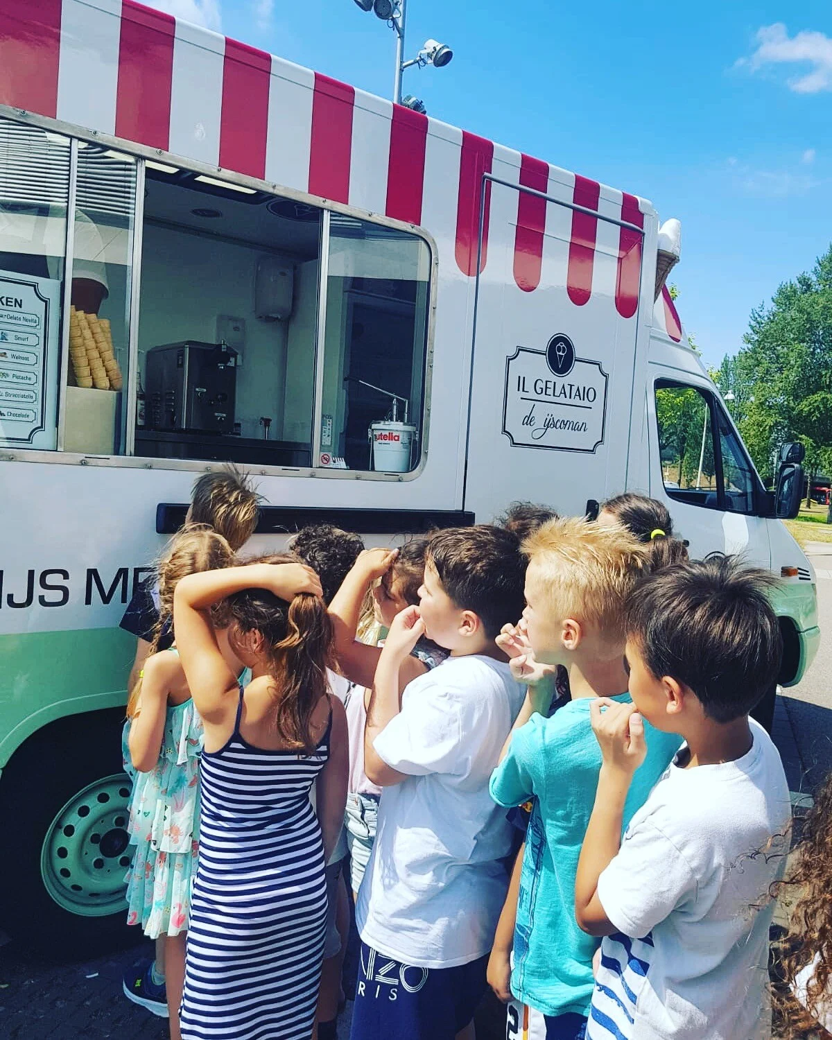 De wagen met kinderen